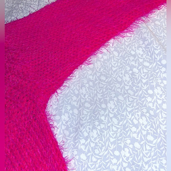 Main strip magenta off shoulder frayed sweater size s/m - Picture 3 of 3